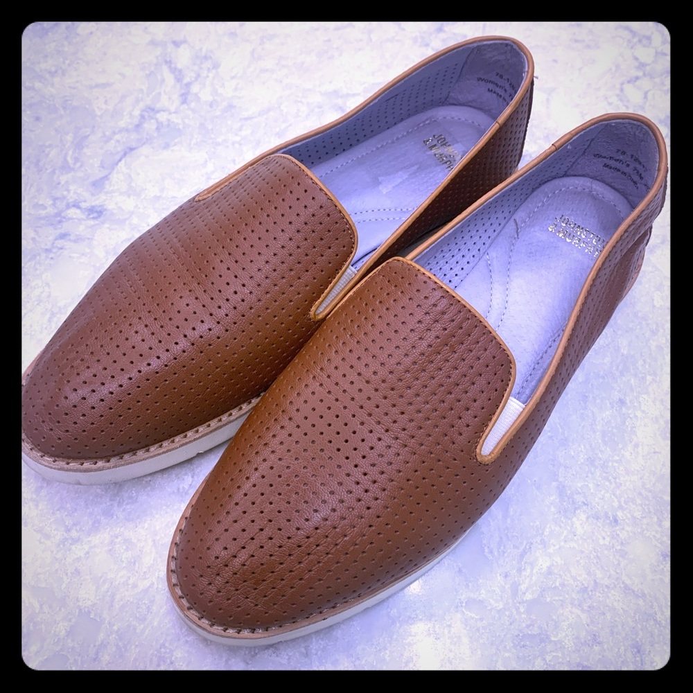 Johnston Murphy 7.5 brown perforated Paulette shoe
